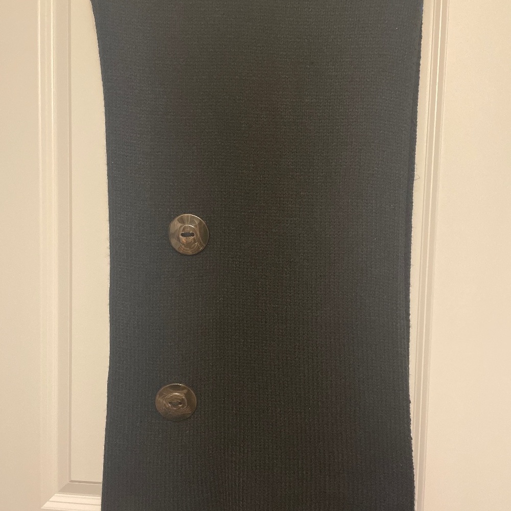 Fashion scarf with buttons